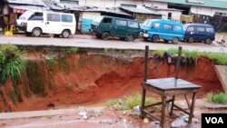 Activists say that at least 1,000 buildings in Nigeria's southeast are immediately threatened by erosion, which also endangers the economy and makes it much harder for people to earn a living. (VOA/Hilary Uguru)