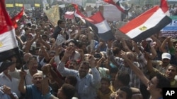 Para demonstran melakukan aksi unjuk rasa di Lapangan Tahrir, Kairo (foto: dok). Sekitar 1.000 aktivisi menuntut dihentikannya penyiksaan di penjara Mesir. 