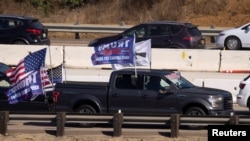 Caravana de partidarios de Trump viaja por una autopista de California el 1 de noviembre de 2020.