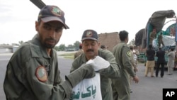 Binh sĩ Pakistan giúp đưa phẩm vật cứu trợ tới cho các nạn nhân động đất ở Peshawar, ngày 27/10/2015.