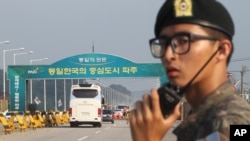 Sebuah bis yang mengangkut delegasi dari Korea Selatan melaju menuju kawasan industri Kaesong, Korea Utara (Foto: dok). 
