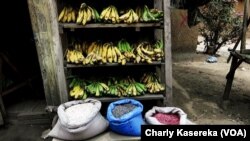 Un étalage des Bananes au marché de Bunia, 28 mars 2018. (VOA/Charly Kasereka)