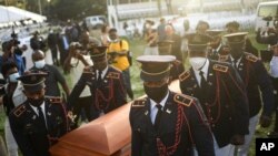 La comitiva fúnebre porta el ataúd del presidente haitiano Jovenel Moise, al comienzo del funeral en la casa de su familia en Cap-Haitien, Haití, la madrugada del viernes 23 de julio de 2021.