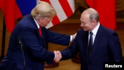 Archivo-El presidente de los Estados Unidos, Donald Trump y el presidente de Rusia, Vladimir Putin, se dan la mano mientras celebran una conferencia de prensa conjunta después de su reunión en Helsinki, Finlandia, el 16 de julio de 2018.