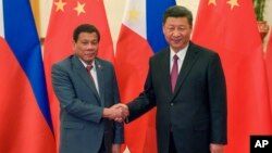 Presiden Filipina Rodrigo Duterte (kiri) saat bertemu Presiden China Xi Jinping di Beijing 15 Mei lalu (foto: dok). Kedua negara tampaknya menghendaki persahabatan yang sangat kuat, walaupun sengketa maritim mereka belum diselesaikan.