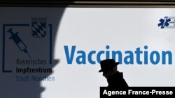 Seorang pria berjalan melewati sebuah pusat vaksinasi di Munich, di tengah lonjakan kasus COVID-19 di Jerman dan Eropa pada umumnya. 