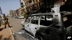 Une des attaques liées à Al-Qaïda avait détruit un hôtel de luxe, le dimanche 17 janvier 2016, à Ouagadougou, la capitale du Burkina Faso. (AP Photo/Sunday Alamba)