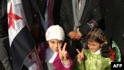 Các bé gái trong đoàn biểu tình chống Tổng thống Assad của Syria