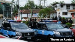 Policía Nacional de Nicaragua vigila afuera de la oficina del Fiscal General de la República de Nicaragua mientras la aspirante a presidente Cristiana Chamorro se reúne con funcionarios, en Managua, en mayo de 2021.