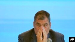 ARCHIVO - El expresidente de Ecuador, Rafael Correa, asiste a la reunión del grupo de Puebla durante el III Foro Mundial de Derechos Humanos en el centro Cultural CCK en Buenos Aires, el 21 de marzo de 2023.