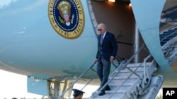 El presidente de EEUU, Joe Biden, desciende del avión presidencial en el Aeropuerto del Parque Nacional del Gran Cañón del Colorado el 7 de agosto de 2021.