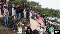Des personnes protestent contre le gouvernement lors du festival Irreecha à Bishoftu, Ethiopie, le 1er octobre 2017.