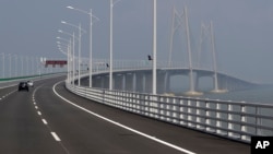 資料照片: 2018年3月28日港珠澳大橋上行駛的車輛