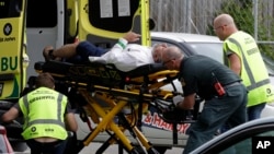 Petugas medis mengangkut seorang korban luka-luka dalam penembakan di masjid kota Christchurch, Selandia Baru, Jumat (15/3). 