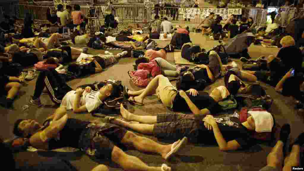 Para demonstran tidur dan menghalangi pintu masuk kantor-kantor Kepala Eksekutif Hong Kong&nbsp;Leung Chun-ying sebelah gedung kantor pusat pemerintahan (5/10). 