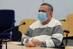 ​ El excoronel salvadoreño y viceministro de Defensa, Inocente Montano, observa antes del inicio de un juicio por su presunta participación en el asesinato de seis sacerdotes jesuitas españoles y dos colaboradores en 1989. ​