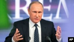 Vladimir Poutine pendant sa conférence de presse à Moscou, le 17 décembre 2015. (AP Photo/Alexander Zemlianichenko) 