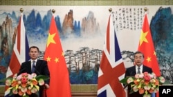 英国外相亨特（左）在北京钓鱼台国宾馆与中国外长王毅举行记者会。（2018年7月30日）