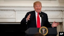 El presidente Donald Trump habla durante una reunión con la Asociación Nacional de Gobernadores de EE.UU. en la Casa Blanca, el lunes, 26 de febrero de 2018.