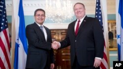 El secretario de Estado de EE.UU., Mike Pompeo (derecha) estrecha la mano del presidente de Honduras, Juan Orlando Hernández, en el Departamento de Estado el lunes, 18 de junio de 2018.