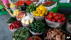 Tumpukan sayur-sayuran dan buah-buahan di Doris Berry's Produce di Jackson, 15 Juli 2015.