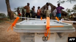 Thùng phiếu được niêm phong sau một cuộc bầu cử ở Uganda. 