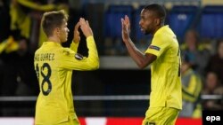 Villarreal Denis Suarez, à gauche, célèbre avec Cedric Bakambu, à droite, leur deuxième but lors du match de quart de finale de Europa League de l'UEFA entre Villarreal et Sparta Prague au stade El Madrigal à Villarreal, Castellon, Espagne 07 avril 2016 .
