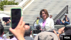 資料圖： 時任美國聯邦眾議院議長南希•佩洛西（Nancy Pelosi）在國會山上紀念六四。（美國之音2019年6月）