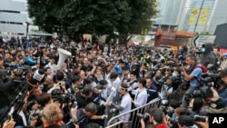 Hong Kong Police Start Clearing Protest Areas