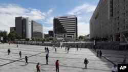 La gente camina en el distrito financiero de Quito en Ecuador, el lunes 29 de junio de 2020. Más de 150.000 trabajadores estatales regresaron a trabajar, en medio del miedo de aumentar las infecciones y la capacidad de los hospitales para tratarlas.