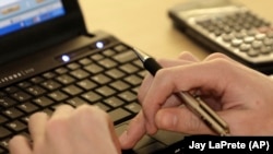 Ssiswa Hispanik yang tidak memiliki akses ke koneksi internet yang cepat dan yang berbicara bahasa Inggris sebagai bahasa kedua di rumah, menghadapi kendala dalam belajar secara daring. (Photo: AP/Jay LaPrete)