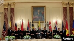 Menteri Luar Negeri AS Rex Tillerson (tengah) berfoto dengan para Menteri Luar Negeri negara-negara ASEAN, di Departemen Luar Negeri AS, Washington DC, Mei 4 2017.