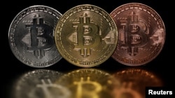 Representaciones del bitcoin, una criptomoneda virtual que no está regulada por ningún banco central.