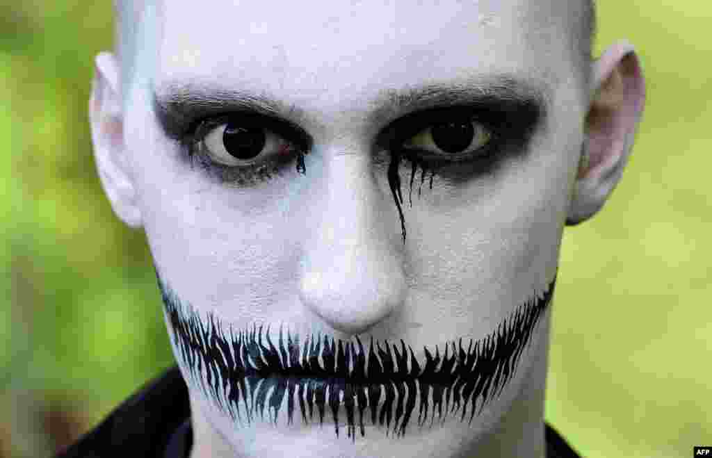 Seorang pria berdandan ala &quot;Victorian Picnic&quot; saat berlangsungnya Festival Wave-Gotik-Treffen (WGT) di Leipzig, Jerman Timur.