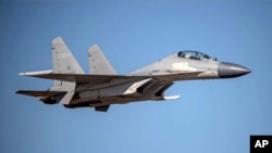Dalam file foto tak bertanggal ini yang dirilis oleh Kementerian Pertahanan Taiwan, sebuah jet tempur PLA J-16 China terbang di lokasi yang dirahasiakan. China mengirim rekor 28 jet tempur, 14 di antaranya J-16. (Foto: AP)