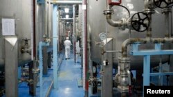 រូបឯកសារ៖ អ្នកបច្ចេកទេស ដើរ​នៅ​រោងចក្រ​បំប្លែង​សារធាតុ​អ៊ុយរ៉ាញ៉ូម​នៅ​ក្រុង Isfahan ដែល​មាន​ចម្ងាយ ៤៥០ គីឡូម៉ែត្រ​ខាងត្បូង​ទីក្រុង​តេហេរ៉ង់ ប្រទេស​អ៊ីរ៉ង់ កាលពី​ថ្ងៃទី៣ ខែកុម្ភៈ ឆ្នាំ២០០៧។