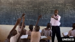 An instructor teaches students in Lodwar, Turkana, Kenya. He supplements his teachers salary with a small shop managed by him and his wife. (K. Prinsloo/ ARETE/UNESCO)