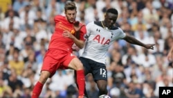 Adam Lallana de Liverpool, à gauche, et Victor Wanyama de Tottenham se disputent le ballon lors d’un match de football anglais de Premier League entre Tottenham Hotspur et Liverpool à White Hart Lane à Londres, 27 août 2016. 