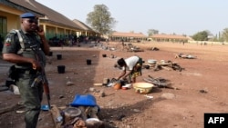 Un policier monte la garde dans un camp de personnes déplacées à Benue, dans le centre-nord du Nigeria, le 3 janvier 2018.