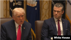 دونالد ترامپ، رئیس جمهوری آمریکا در کنار پیت هگست، وزیر جنگ