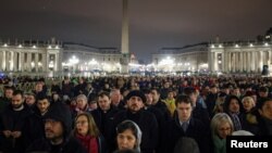 Umat Katolik menghadiri kebaktian doa di Lapangan Santo Petrus, Vatikan sementara Paus Fransiskus menjalani perawatan di Rumah Sakit Gemelli, di Roma, 24 Februari 2025. 