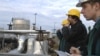 Insinyur Perusahaan Minyak dan Gas Hongaria (MOL) memeriksa area penerima pipa minyak Druzhba di kilang minyak terbesar negara itu di Szazhalombata, selatan Budapest, Hongaria. (Foto: AP)