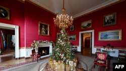 Прикраси на ялинці в Червоній кімнаті, де білі паперові голуби несуть послання миру під час медіа-прем’єри свята Білого дому 2024 у Вашингтоні, округ Колумбія, 2 грудня 2024 року.