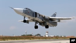 Un chasseur russe SU-24M décolle de la base aérienne Hmeimim en Syrie le 6 octobre 2015.