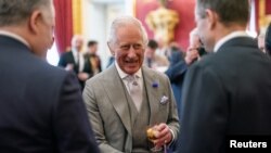 Raja Charles menghadiri acara resepsi di Istana St James menjelang pelaksanaan Konferensi Pemulihan Ukraina di London, pada 20 Juni 2023. (Foto: Aaron Chown/Pool via Reuters)