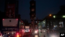 Lampu lalu lintas yang mati saat pemadaman listrik di Jakarta akibat gangguan transmisi listrik, 4 Agustus 2019. (Foto: AP)