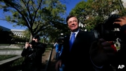 Paul Manafort meninggalkan Pengadilan Distrik Federal di Washington, Senin, 30 Oktober 2017 (foto: AP Photo/Alex Brandon)