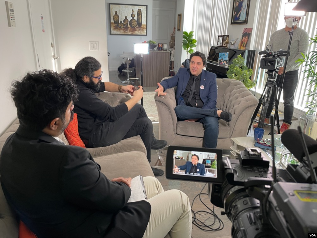 پشت صحنه فیلمبرداری مصاحبه بخش فارسی صدای آمریکا ​با علیرضا قندچی، همسر فائزه فلسفی و پدر پارسا و درسا قندچی، از جان باختگان پرواز پی اس ۷۵۲