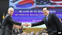 Menteri Pertahanan AS Jim Mattis (kiri) dan Menteri Pertahanan Korea Selatan Song Young-moo berjabat tangan sebelum berlangsungnya Pertemuan Konsultatif Keamanan ke-49 di kantor Kementerian Pertahanan Korea Selatan di Seoul, 28 Oktober 2017.