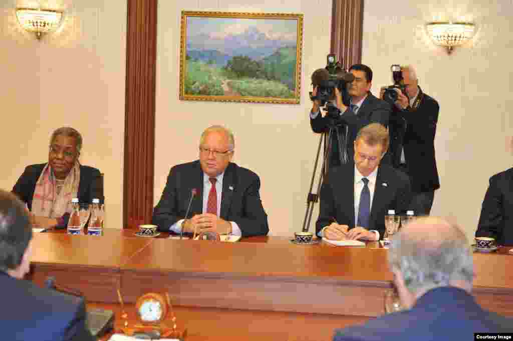 So'ngra Shannon O'zbekistonga yo'l oldi. Toshkent va Samarqandda rasmiy muzokaralar, madaniy sayohat va tadbirlar o'tdi. Diplomat O'zbekistonning yaqinda vafot etgan rahbari Islom Karimov qabrini ziyorat qildi. Shannon respublika Tashqi ishlar vaziri Abdulaziz Komilov bilan muzokara olib bordi. Unga AQShning Markaziy Osiyo bo'yicha bosh diplomati Daniel Rozenblum hamda Toshkentdagi elchi Pamela Spratlent hamrohlik qildi.